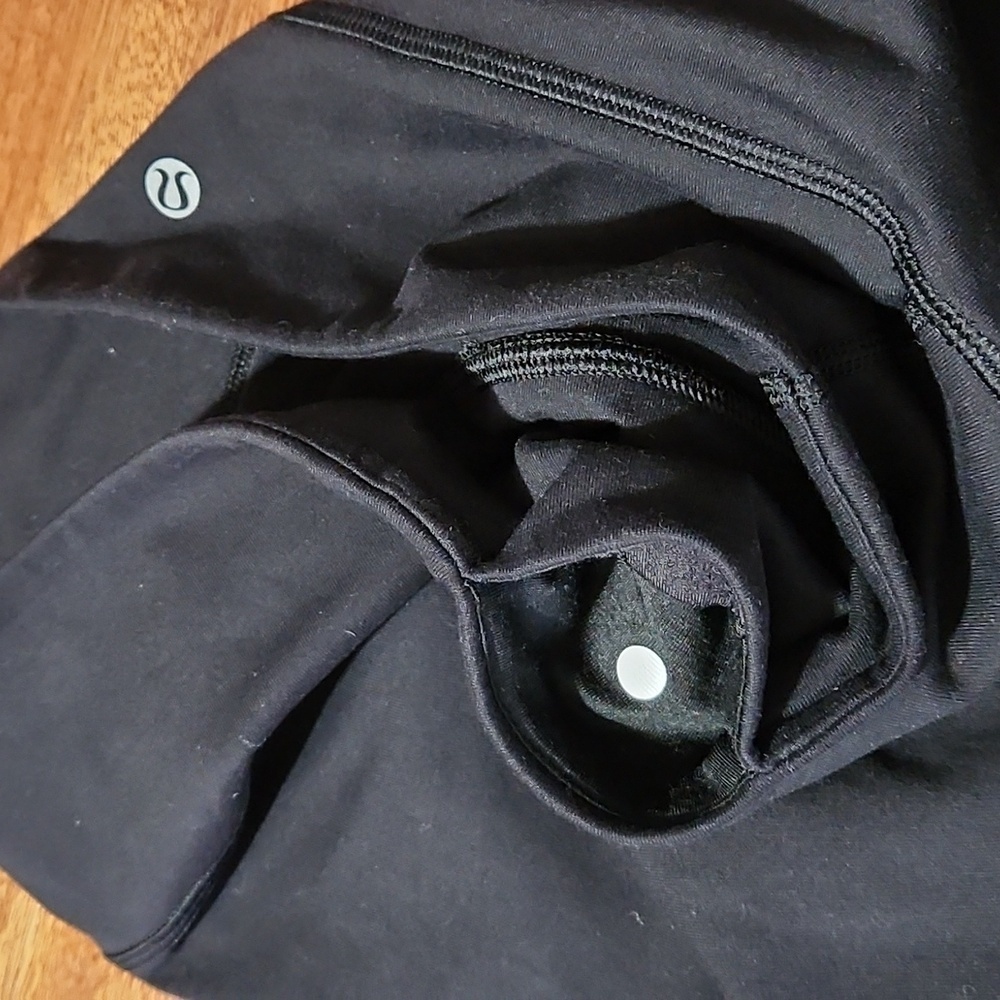 Lululemon black Capri leggings SZ 8 - Picture 9 of 9
